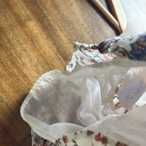 American Eagle Outfitters Floral High Waist Shorts - White, Blue, Red large - Picture 4 of 4